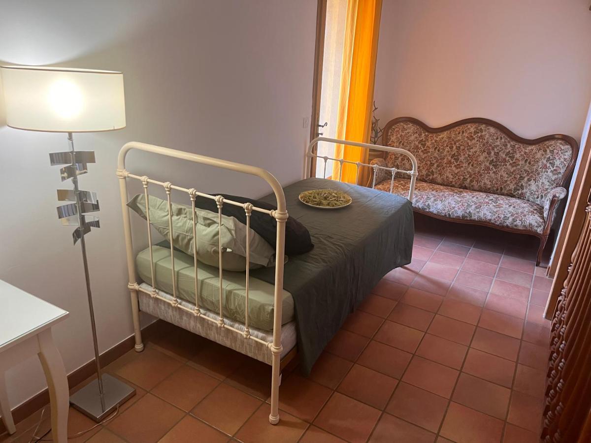 Le Mazet De Choubouloute Bed & Breakfast Saint-Gilles  Dış mekan fotoğraf